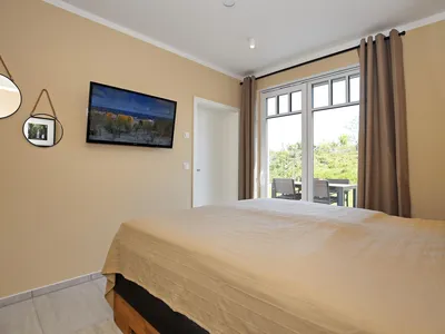 1. Schlafzimmer mit TV