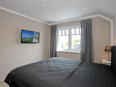 1. Schlafzimmer mit TV