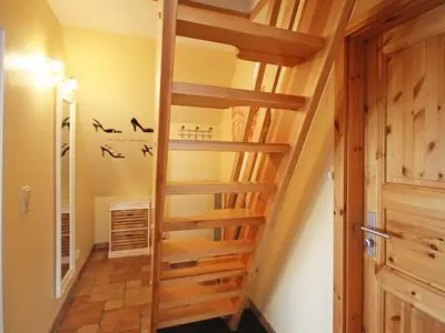 Flur mit Treppe zu den zwei Schlafzimmern