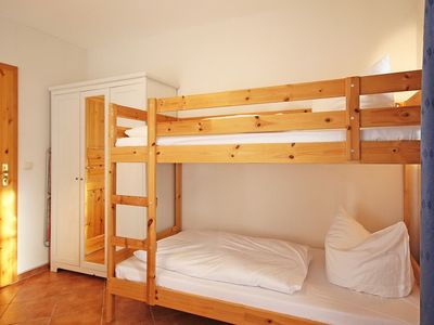 Schlafzimmer mit Doppelbett und Etagenbett