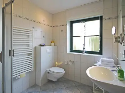 Badezimmer mit Dusche und WC