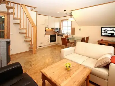 Treppe ins Dachgeschoß mit zweitem Schlafzimmer Beispielfoto