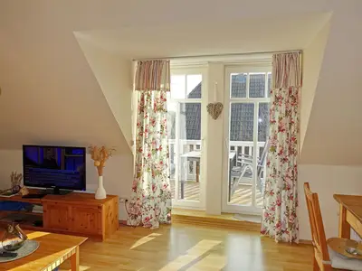Wohnzimmer mit Zugang zum Balkon