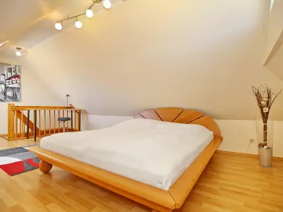offenes Schlafzimmer mit Doppelbett