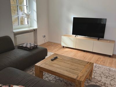 Wohnzimmer mit Blick aufs Fernsehen