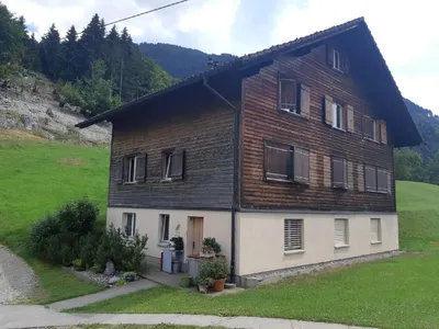 Das Haus, in dem sich die Wohnung befindet