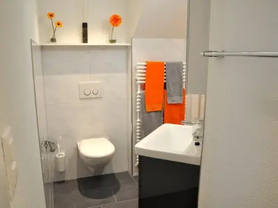 Badezimmer mit beheizbarem Badetuchhalter