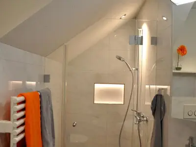 Badezimmer mit beleuchteter Shampooablage
