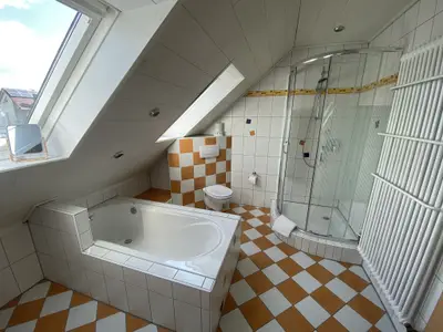 Tageslichtbad mit Badewanne