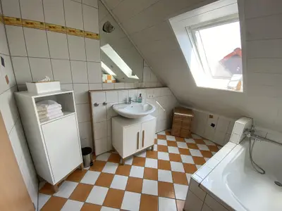 Tageslichtbad mit Badewanne