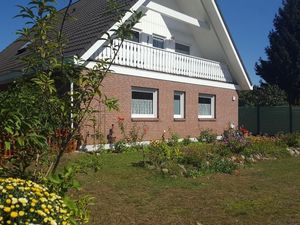 Außenansicht des Gebäudes. Die Loggia gehört zur Ferienwohnung