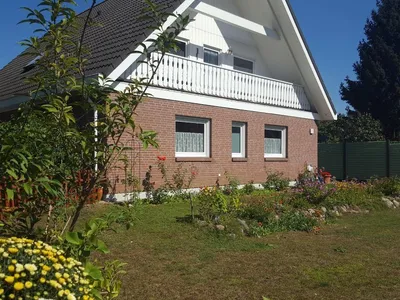 Außenansicht des Gebäudes. Die Loggia gehört zur Ferienwohnung