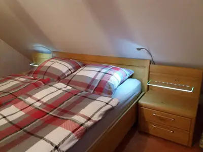 Schlafbereich. Doppelbett 1,80 x 2,00 Meter, ein großer Kleiderschrank, Rollo zum abdunkeln und Fliegenrollo