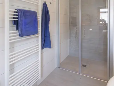 Badezimmer mit bodengleicher Dusche