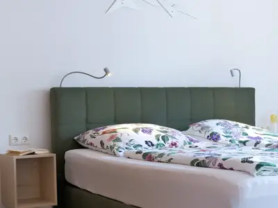 Schlafzimmer mit Boxspringbett