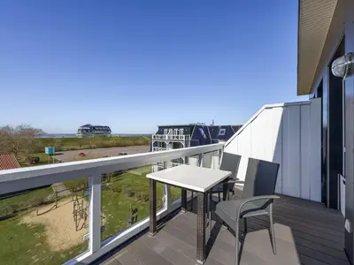 Balkon mit Gartenmöbel und Ausblick