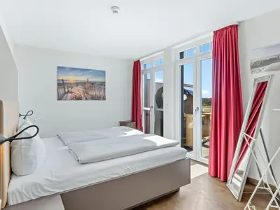 Schlafzimmer mit Zugang zum Balkon
