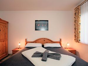 23879057-Ferienwohnung-2-Wustrow (Ostseebad)-300x225-3