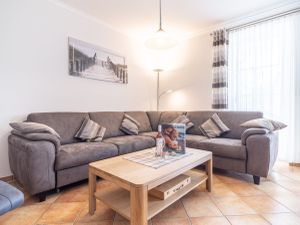 24038950-Ferienwohnung-6-Wustrow (Ostseebad)-300x225-1