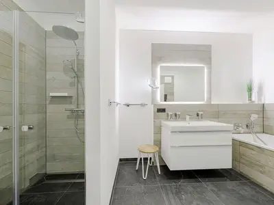 Ferienwohnung Strandlilie Ostseebad Wustrow Badezimmer mit Dusche und Badewanne