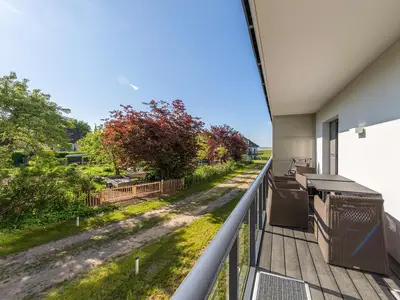 Ferienwohnung Wiesenkieker Ostseebad Wustrow ZweiWasser Alte Seefahrtschule Balkon mit Blick ins Grün
