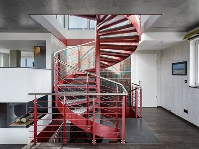 Panoramasuite The Turm Wustrow Eingangsbereich mit eindrucksvoller Wendeltreppe