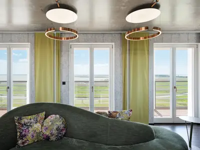 Panoramasuite The Turm Wustrow mit stylischem Sofa