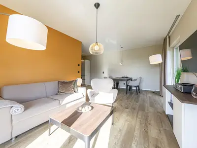 Ferienwohnung Boddenstuv Ostseebad Wustrow ZweiWasser Alte Seefahrtschule Wohnzimmer mit Sofa