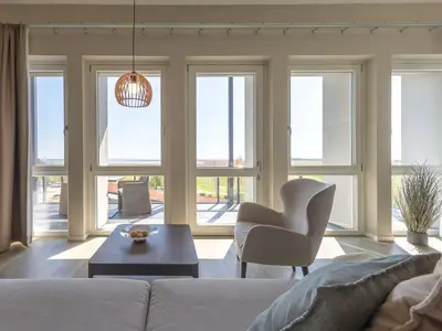 Ferienwohnung Sonnengott in Wustrow offener Wohnbereich mit Zugang zum Balkon