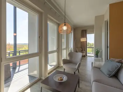Ferienwohnung Sonnengott in Wustrow Blick auf die Couch im Wohnzimmer