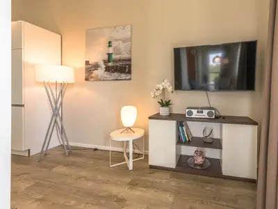 Ferienwohnung Sonnengott in Wustrow Blick auf den TV im Wohnzimmer