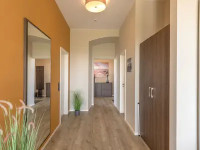 Ferienwohnung Sonnengott in Wustrow Blick in den Flur mit Kleiderschrank