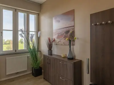 Ferienwohnung Sonnengott in Wustrow Blick in den Eingang mit Garderobe und Schuhschrank