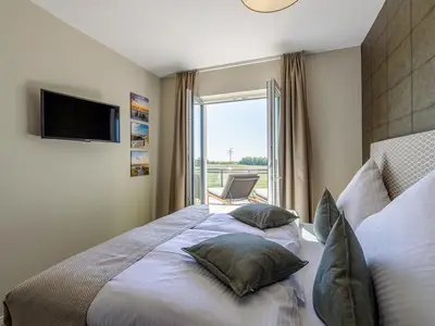 Ferienwohnung Boddenidylle Ostseebad Wustrow ZweiWasser Alte Seefahrtschule Schlafzimmer mit Balkonzugang