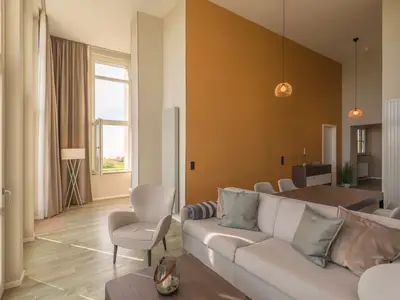 Ferienwohnung Mehr Meerblick Blick auf die Couch im Wohnzimmer