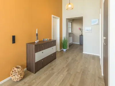 Ferienwohnung Mehr Meerblick Blick in den Flur mit großem Kleiderschrank