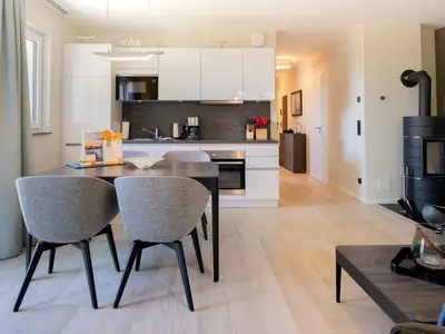 Ferienwohnung Seestern Wustrow offene Kueche mit Esstisch