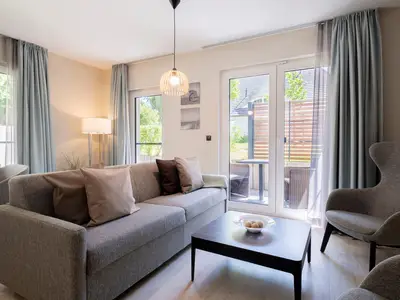 Ferienwohnung Seeluft Wustrow Wohnzimmer mit Terrassen Zugang