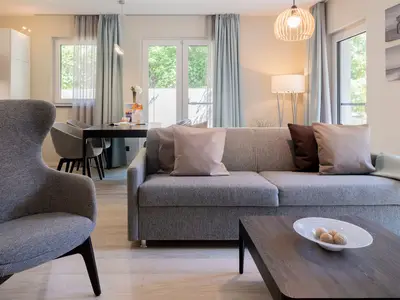 Ferienwohnung Seeluft Wustrow Wohnzimmer mit gemütlichem Sofa