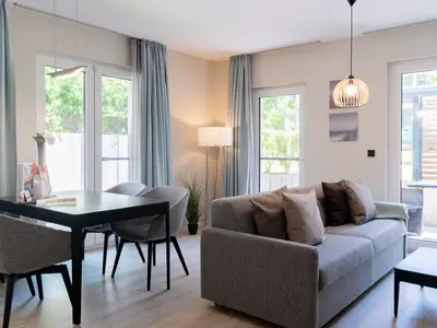 Ferienwohnung Seeluft Wustrow Wohnzimmer mit Esstisch
