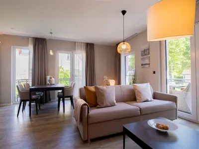 Ferienwohnung Seesinn Wustrow offener Wohnbereich mit gemütlichem Sofa