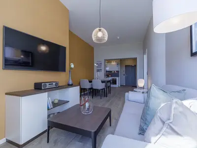 Ferienwohnung Ostseequartier Ostseebad Wustrow Wohnzimmer mit Blick zur Küche