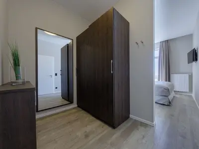 Ferienwohnung Ostseequartier Ostseebad Wustrow Schlafzimmer mit angrenzenden Kleiderschrank