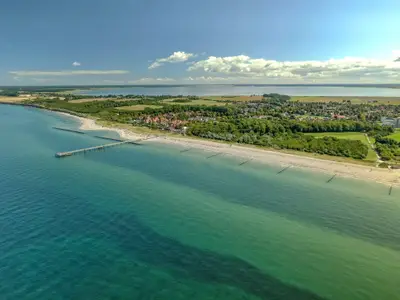 Ferienwohnung Kleine Strandburg Ostseebad Wustrow ZweiWasser Alte Seefahrtschule Drohnenaufnahme vom Meer