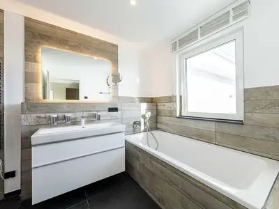 Ferienwohnung Sommersuite Ostseebad Wustrow ZweiWasser Alte Seefahrtschule Badezimmer mit Badewanne