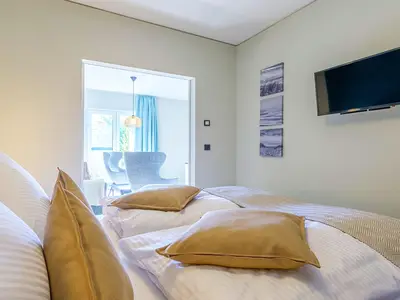Ferienwohnung Achterndieck Ostseebad Wustrow - ZweiWasser Alte Seefahrtschule Schlafzimmer mit TV