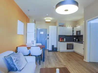 Ferienwohnung First Garden View Wustrow – Offener Wohn-, Ess- und Kochbereich mit moderner Ausstattung