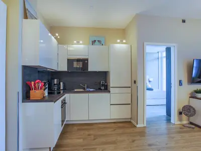 Ferienwohnung First Garden View Wustrow – Voll ausgestattete moderne Küche mit hochwertigen Geräten