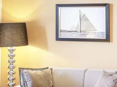 Ferienwohnung First Garden View Wustrow – stilvoll dekoriertes Wohnzimmer mit eleganter Lampe
