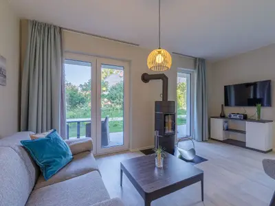 Ferienwohnung Große Strandburg Ostseebad Wustrow ZweiWasser Alte Seefahrtschule Wohnzimmer mit Kamin